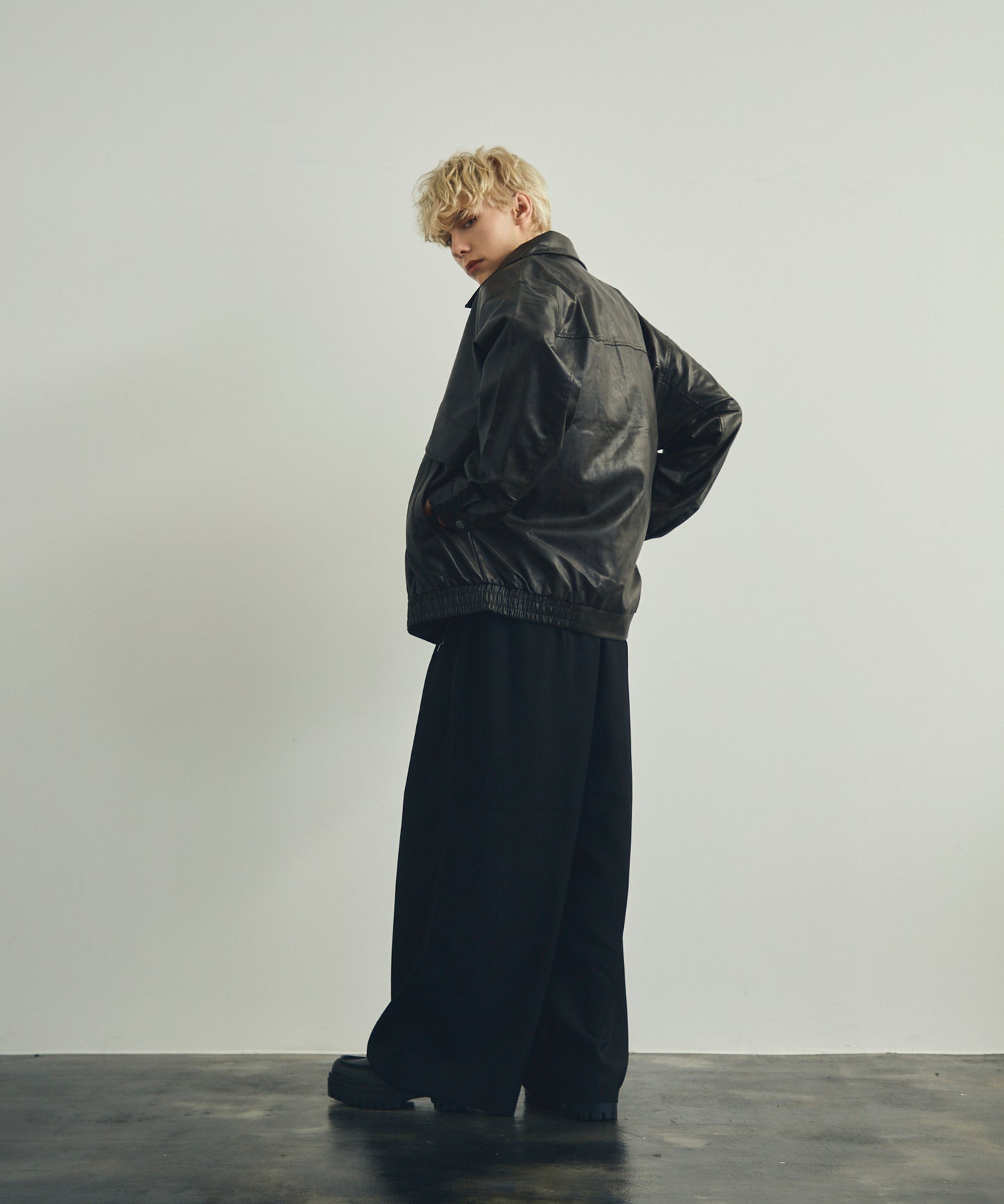 Vintage-like fake leather oversized zip-up blouson